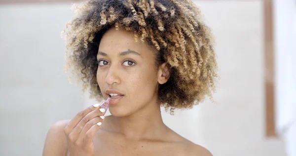 Mujer aplicando lápiz labial en los labios —  Fotos de Stock