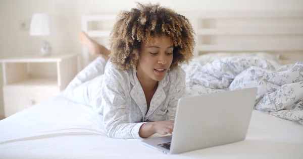 Frau benutzte Laptop auf Bett — Stockfoto