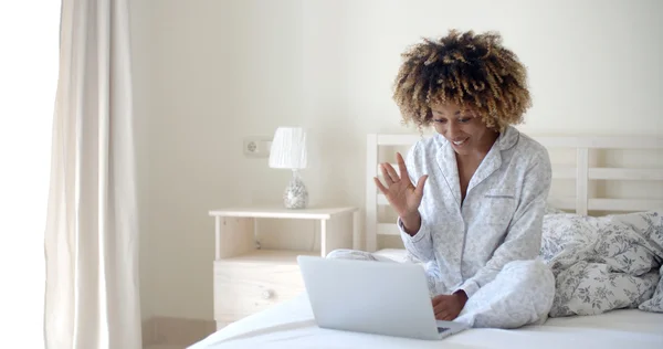 Vrouw met laptop op bed — Stockfoto