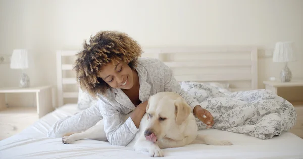 Kadın ve köpek yatakta dinleniyor — Stok fotoğraf