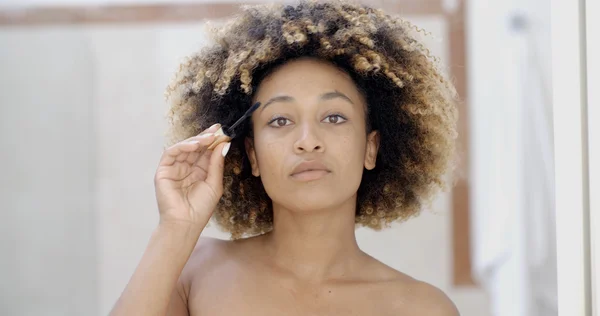 Mujer aplicando maquillaje —  Fotos de Stock