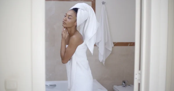 Woman with towel on head in bathroom — Stock Photo, Image