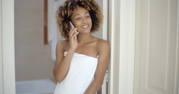 Vrouw in witte handdoek praten via de telefoon — Stockfoto