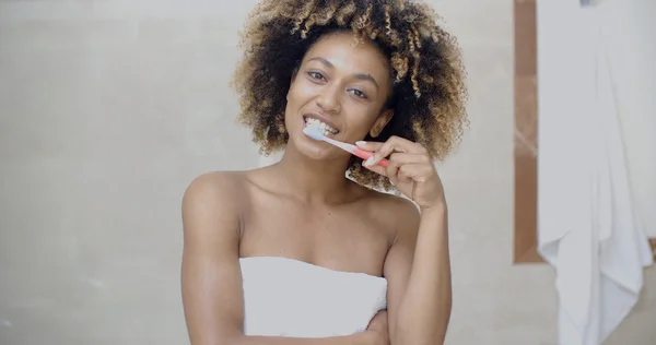 Mujer cepillarse los dientes —  Fotos de Stock