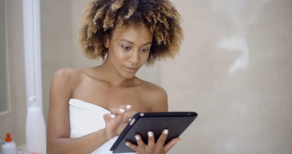 Vrouw met behulp van tablet pc in Bad — Stockfoto