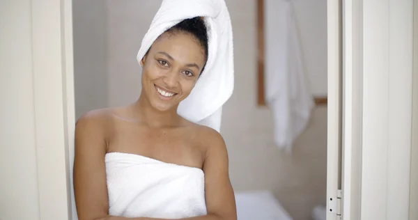 Donna avvolta in asciugamani dopo il bagno — Foto Stock