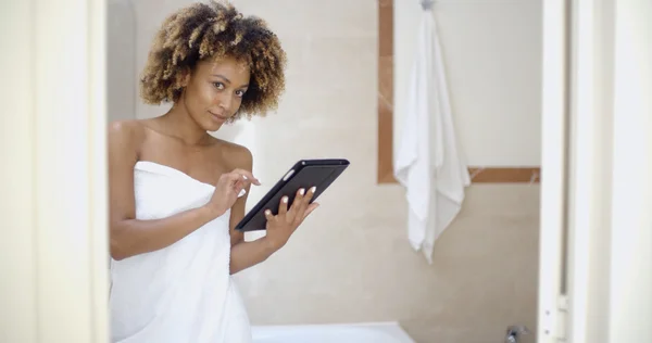 Femme utilisant un ordinateur tablette dans le bain — Photo