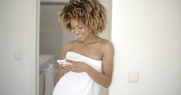 Mujer usando el teléfono en el baño —  Fotos de Stock