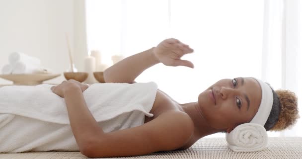 Vrouw liggend op een massagetafel — Stockvideo