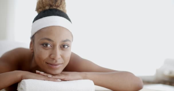 Mulher relaxante no salão de spa — Vídeo de Stock