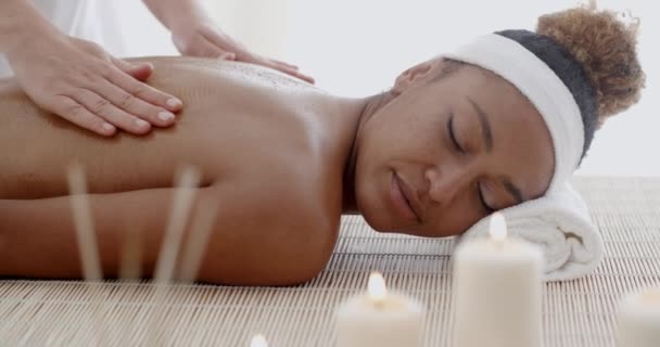 Woman receiving back massage — Stock Video