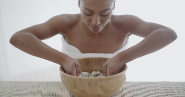 Mujer tomando tratamientos de spa — Vídeos de Stock