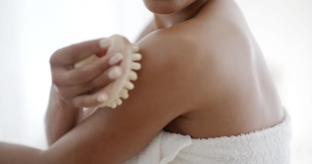 Mulher massageando ombro — Vídeo de Stock