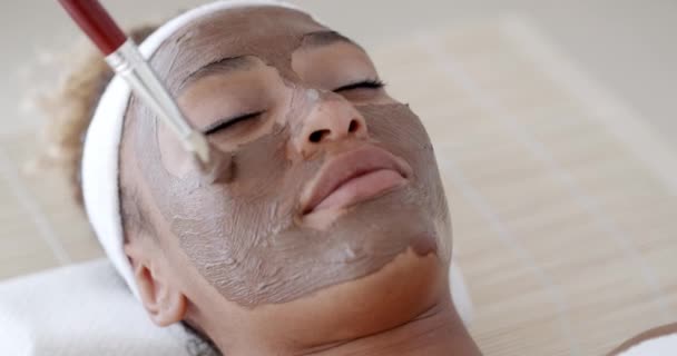 Mulher com máscara facial de barro — Vídeo de Stock