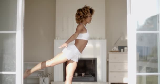 Mujer estirándose en la esterilla de ejercicio en casa — Vídeo de stock