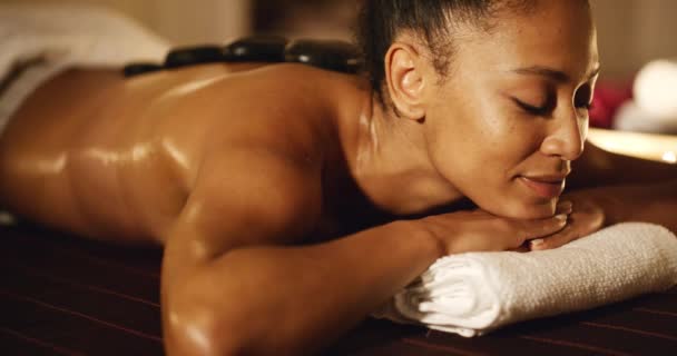 Terapeuta masaje espalda con piedras de spa — Vídeos de Stock