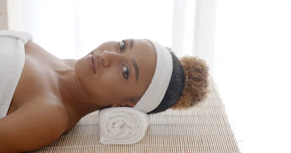 Mujer en el salón de spa mirando a la cámara — Foto de Stock