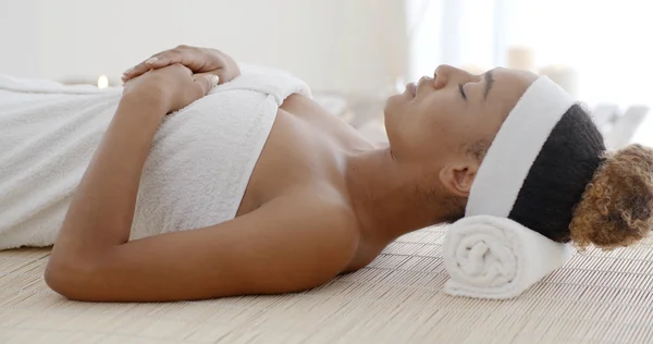 Vrouw op spa salon — Stockfoto