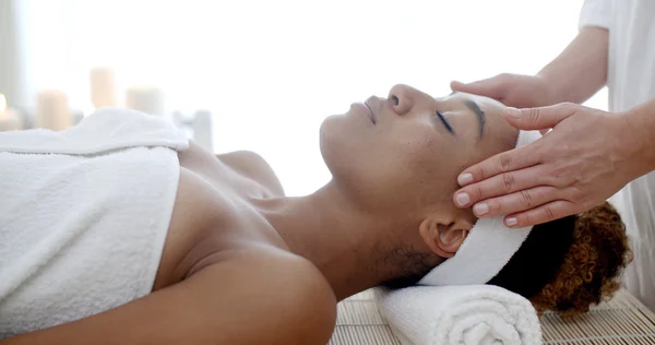 Terapeuta masajeando cara femenina — Foto de Stock