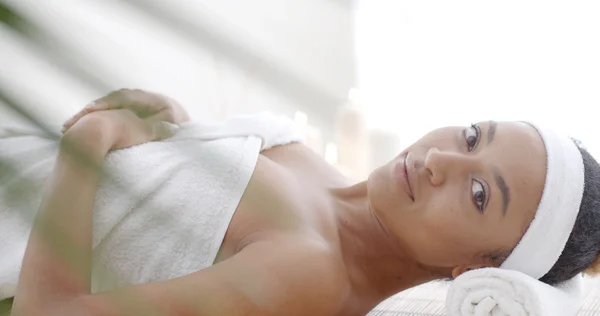 Woman lying on lounger — Stock Photo, Image