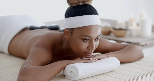 Mujer teniendo piedras calientes tratamiento — Foto de Stock