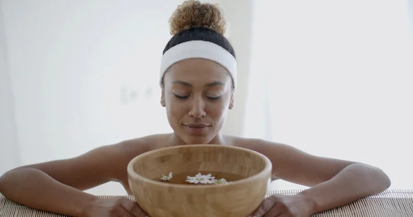 Mujer tomando tratamientos de spa — Foto de Stock