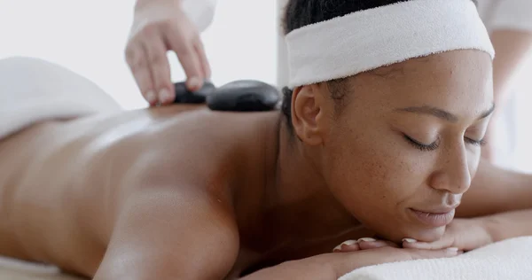 Mujer recibiendo masaje con piedras calientes — Foto de Stock