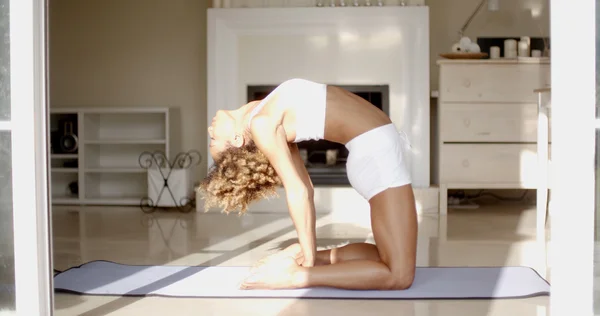 Kvinnan gör yoga i vardagsrum — Stockfoto