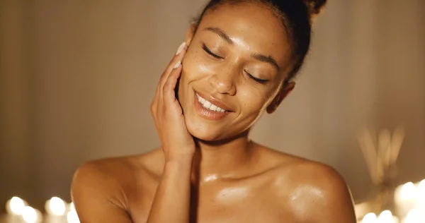 Mulher sorrindo com os olhos fechados — Fotografia de Stock