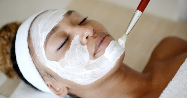 Cosmético aplicando mascarilla facial — Foto de Stock