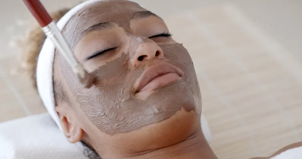 Kobieta z twarzy maski gliny — Zdjęcie stockowe