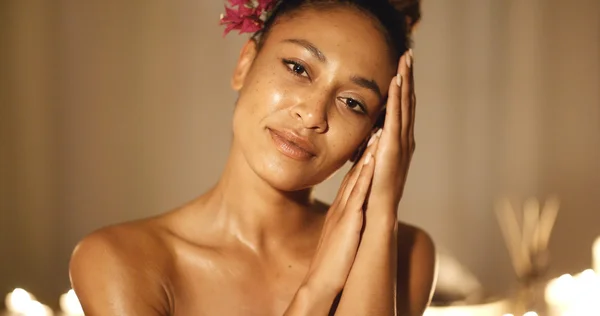 Mujer con flor en el pelo —  Fotos de Stock