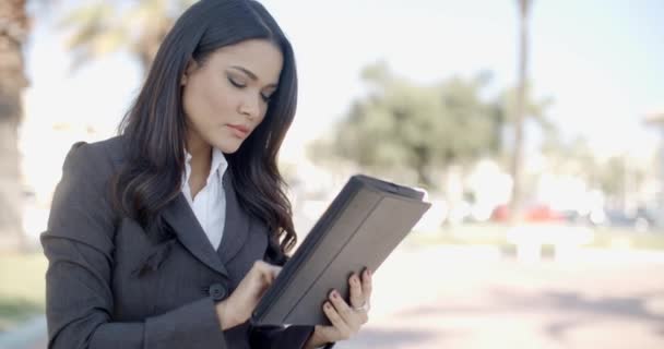 Geschäftsfrau mit Tablet — Stockvideo