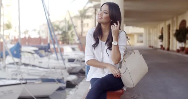 Femme assise sur le front de mer — Video