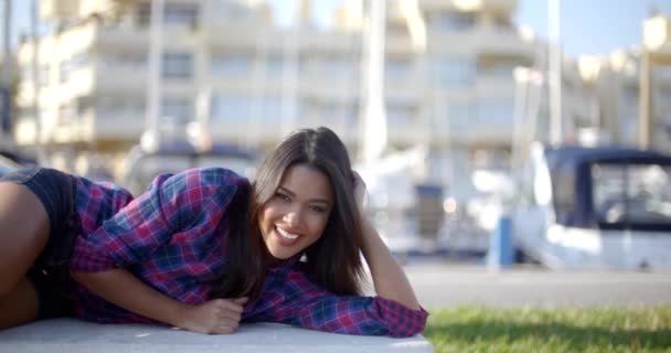 Fille couchée sur le banc dans le parc — Video