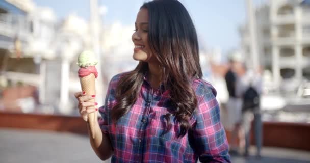 Menina comer delicioso sorvete — Vídeo de Stock