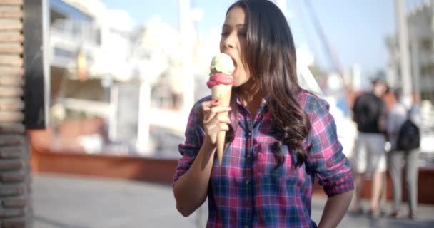 Chica comiendo delicioso helado — Vídeo de stock