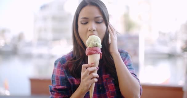 Meisje dat heerlijk ijs eet — Stockvideo