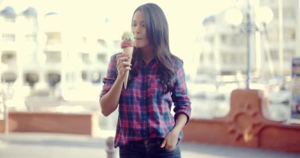 Девушка ест вкусное мороженое — стоковое видео