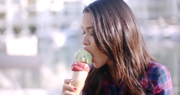 Menina comer delicioso sorvete — Vídeo de Stock