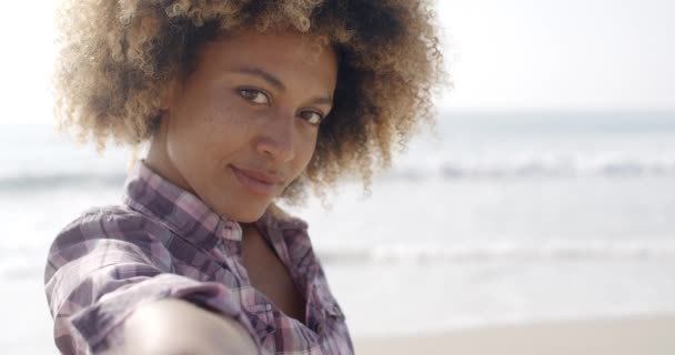 Retrato de jovem mulher negra perto do mar . — Vídeo de Stock