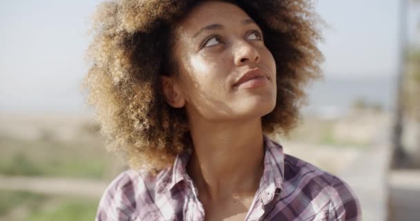 Mujer con expresión feliz Relajante en la naturaleza — Vídeo de stock