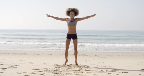 Ταιριάζει γυναίκα άλμα στην παραλία — Αρχείο Βίντεο