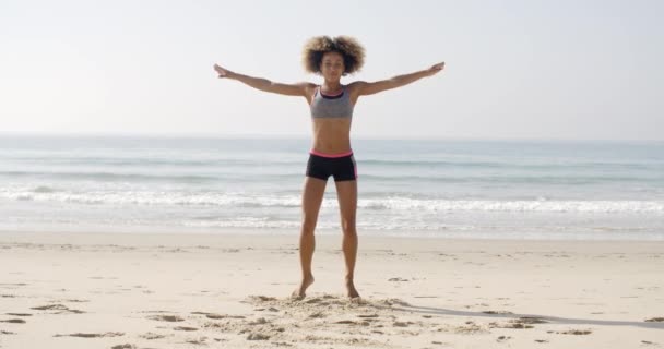 Fitte Frau springt am Strand — Stockvideo