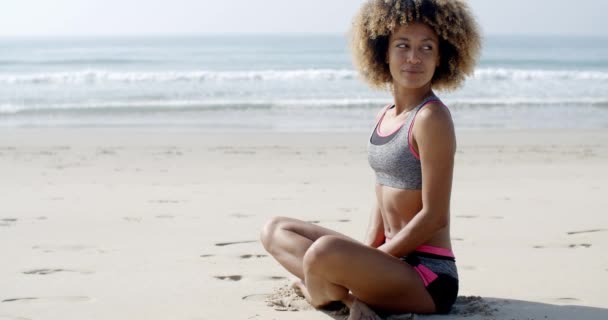 Молода спортивна дівчина на пляжі — стокове відео
