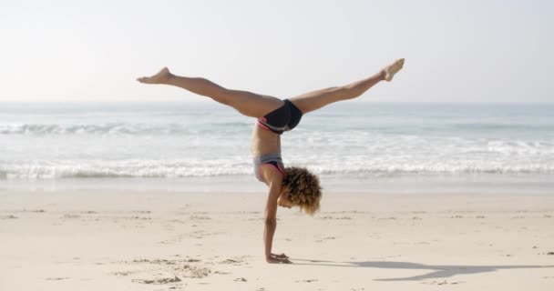 Женщина практикует йогу на открытом воздухе — стоковое видео