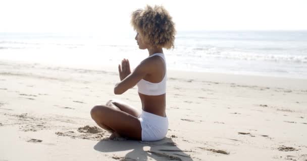 Meditación de mujer en la playa — Vídeo de stock