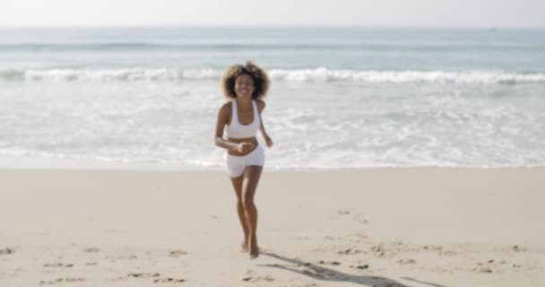 Vrouw actief is op het strand en zwaaien — Stockvideo