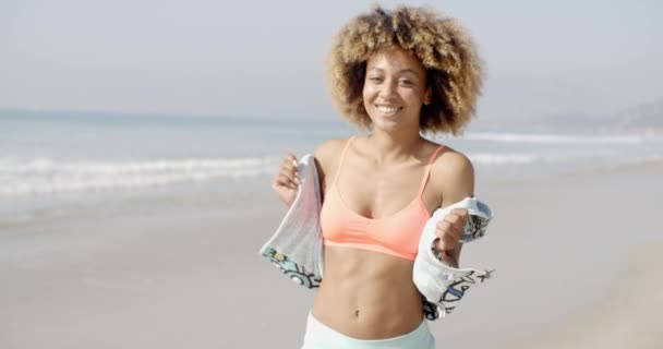 Mujer joven positiva en la playa — Vídeo de stock