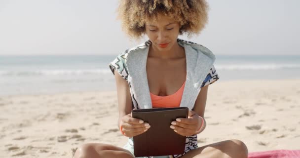 Ragazza utilizzando Tablet PC in spiaggia — Video Stock